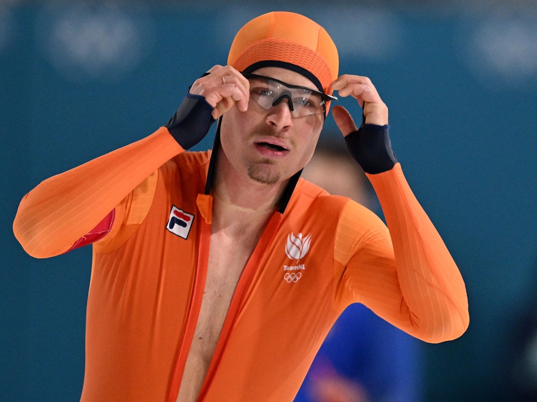 Joep Wennemars zieht sich die Brille vom Gesicht.