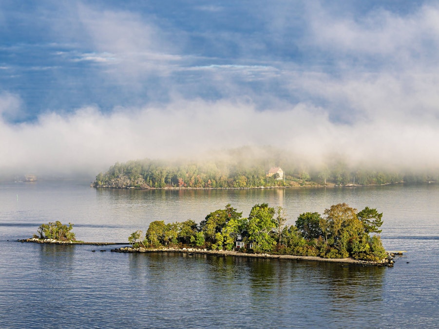 Schwedische Inseln im Nebel