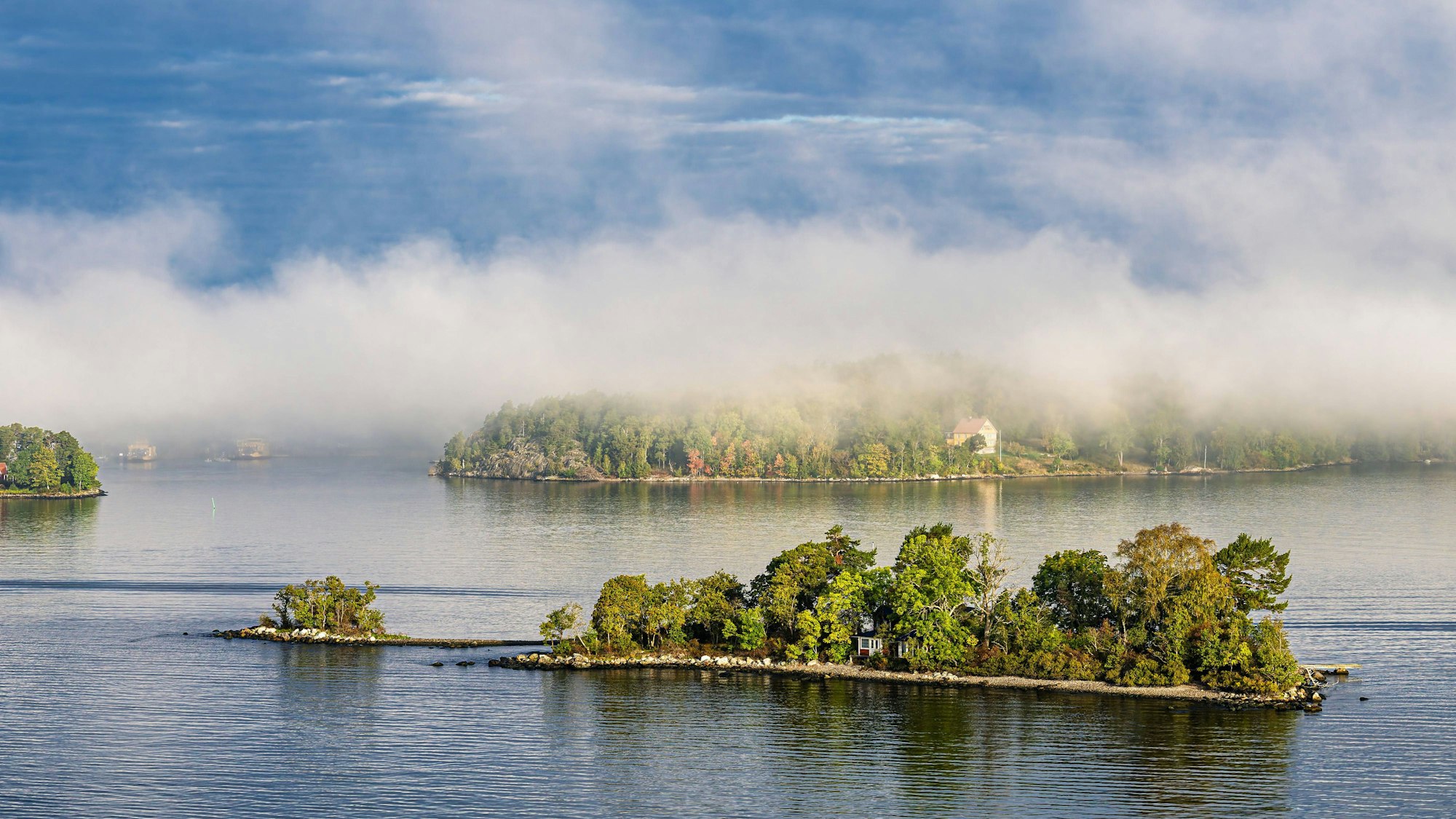 Schwedische Inseln im Nebel