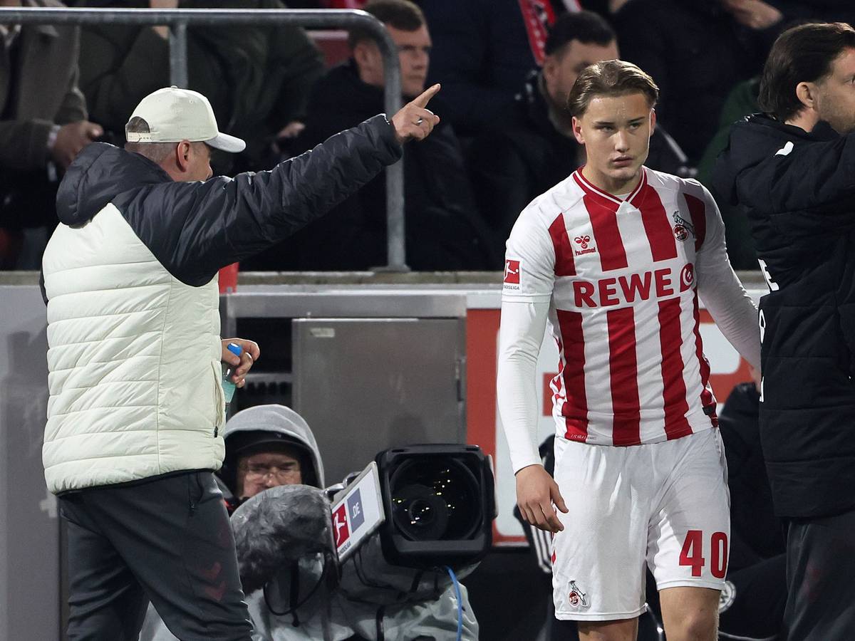 Lukas Kwasniok wechselt Fynn Schenten ein.