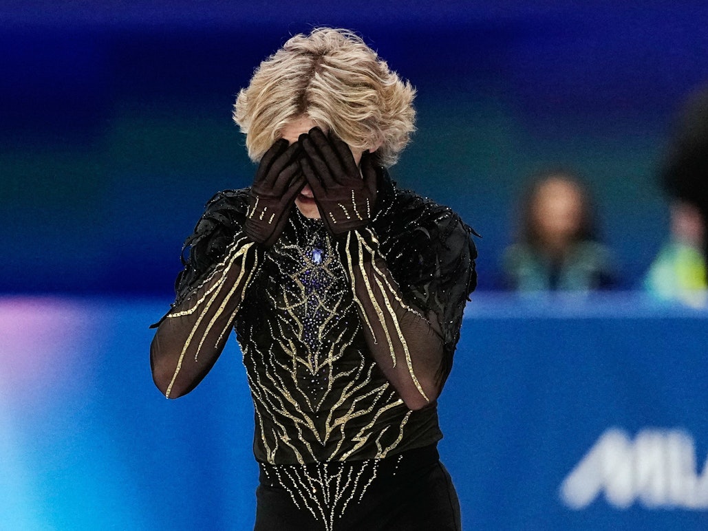 Ilia Malinin fasst sich an den Kopf.