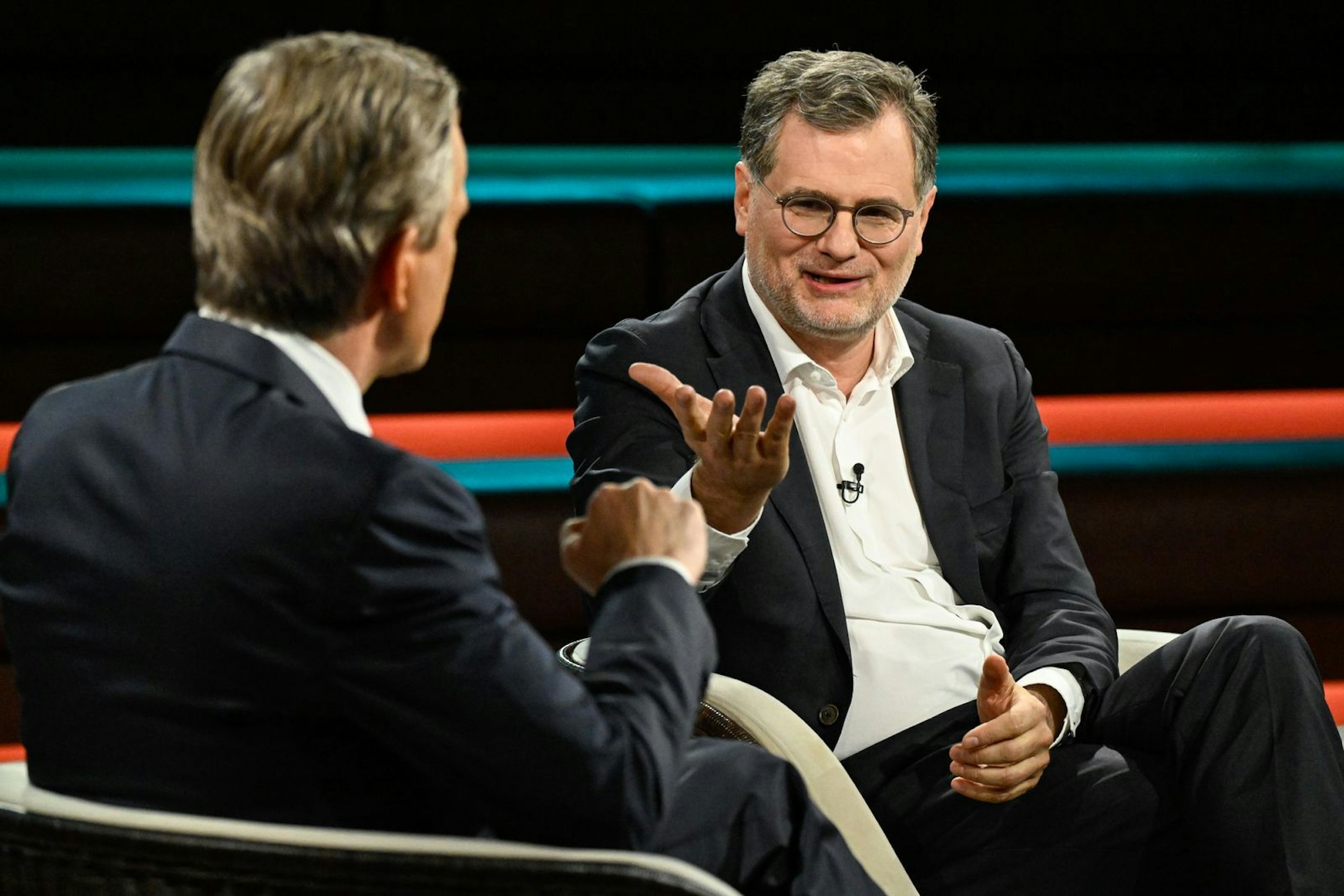 Ex-Kanzleramtschef Wolfgang Schmidt gab bei „Markus Lanz“ zu, dass die Bundesregierung zu zögerlich bei den Waffenlieferungen in die Ukraine war. (Bild: ZDF / Markus Hertrich)