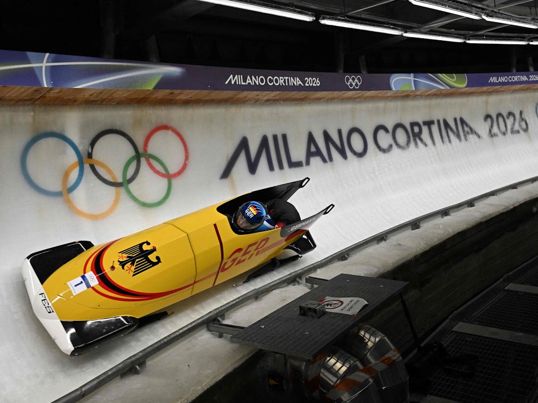 Laura Nolte und Deborah Levi fahren durch den Eiskanal.