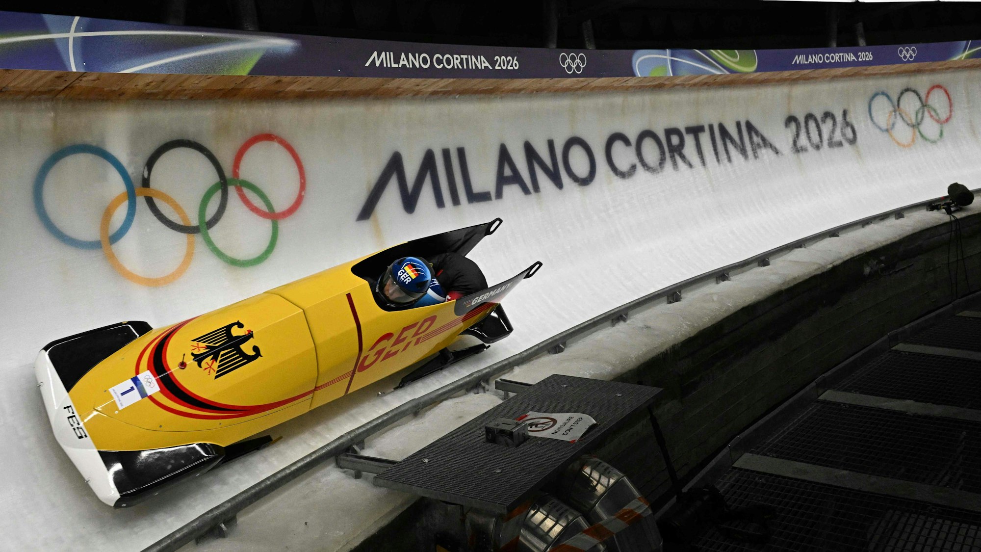 Laura Nolte und Deborah Levi fahren durch den Eiskanal.