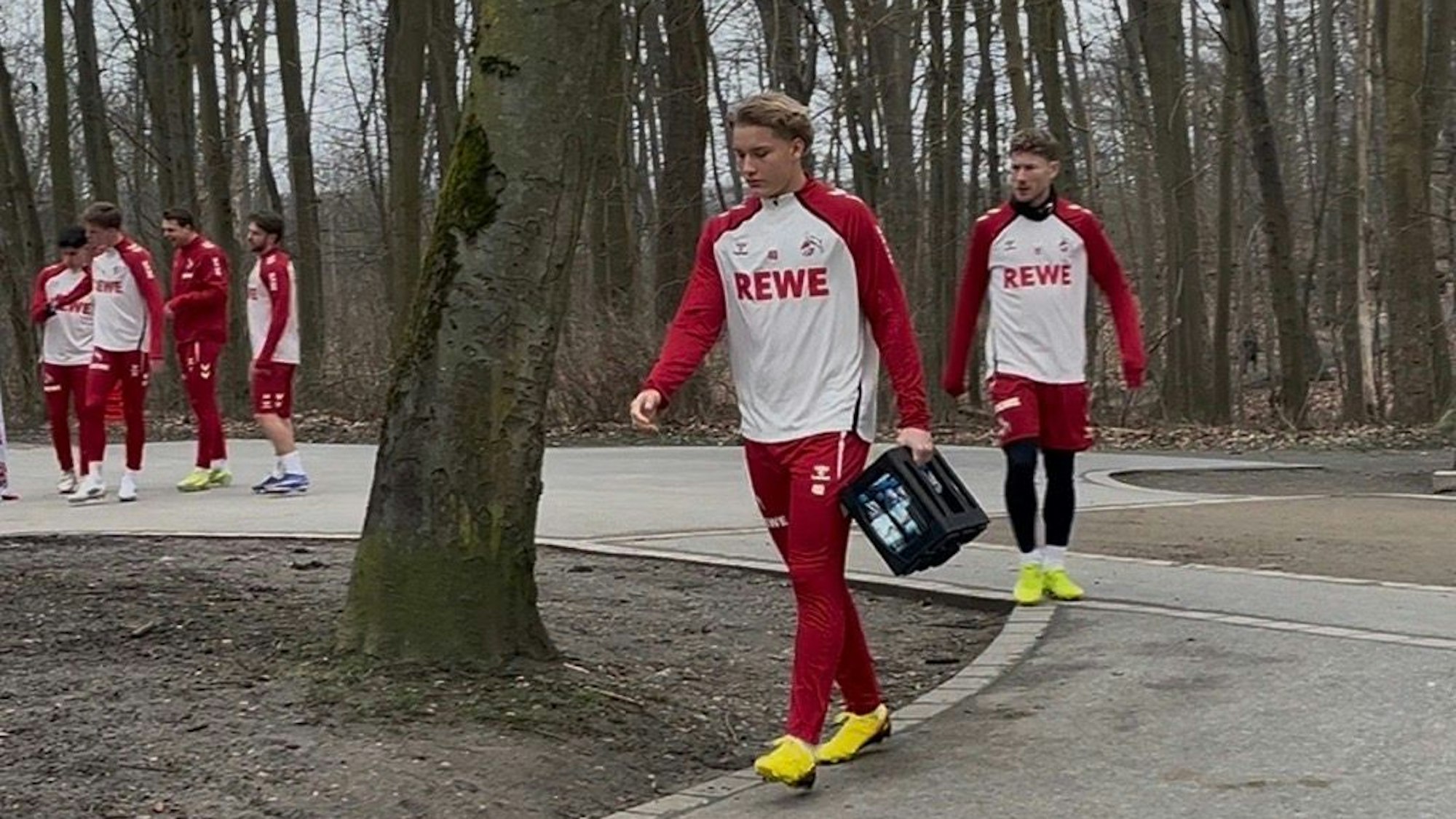 Fynn Schenten kommt mit einem Wasserkasten zum Abschlusstraining.