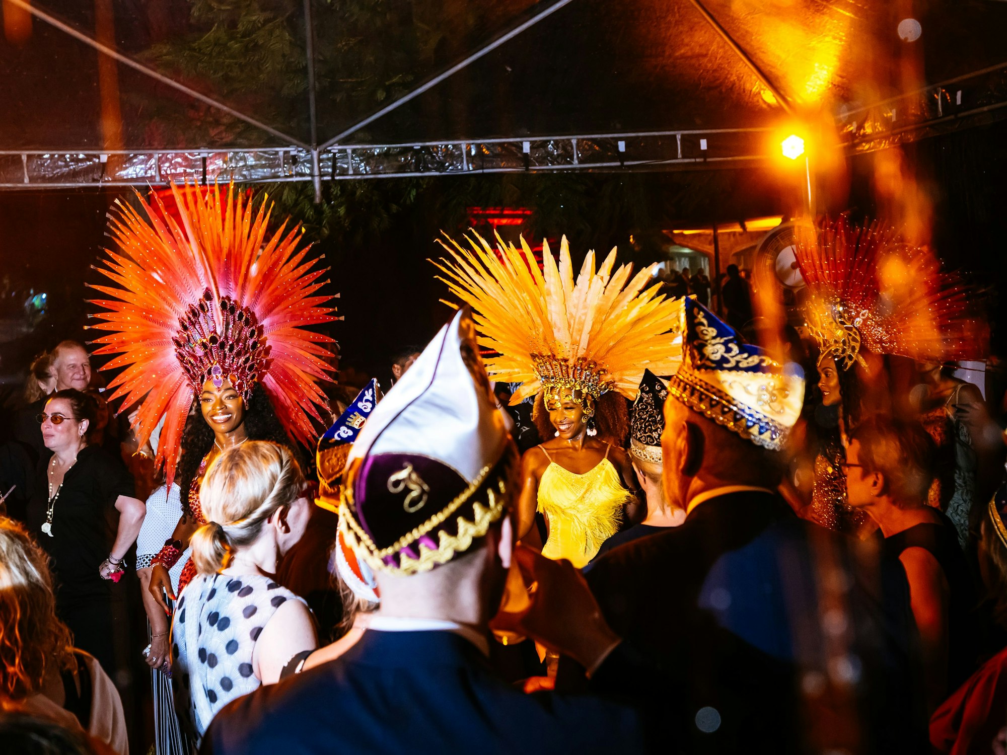 Karnevalisten feiern mit Sambatänzerinnen.