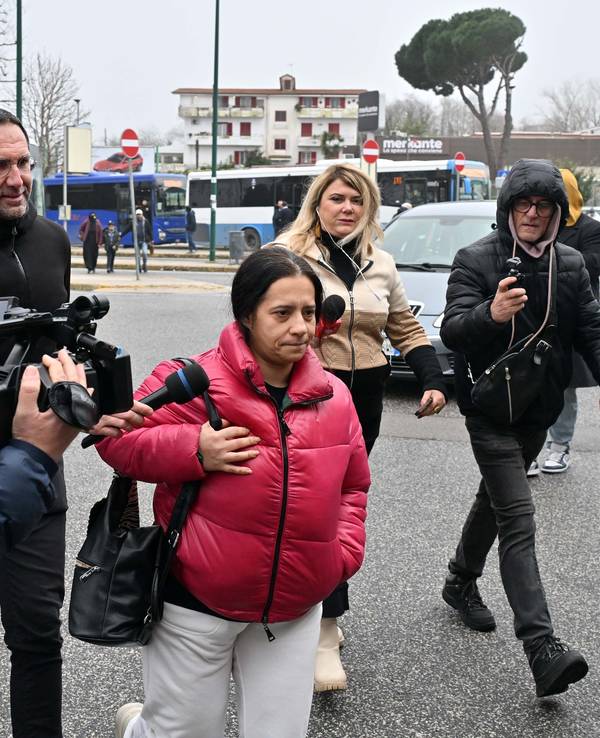 Patrizia, die Mutter des Kindes, dem ein beschädigtes Herz transplantiert wurde, ist vor dem Monaldi-Krankenhaus von Medienvertretern umringt