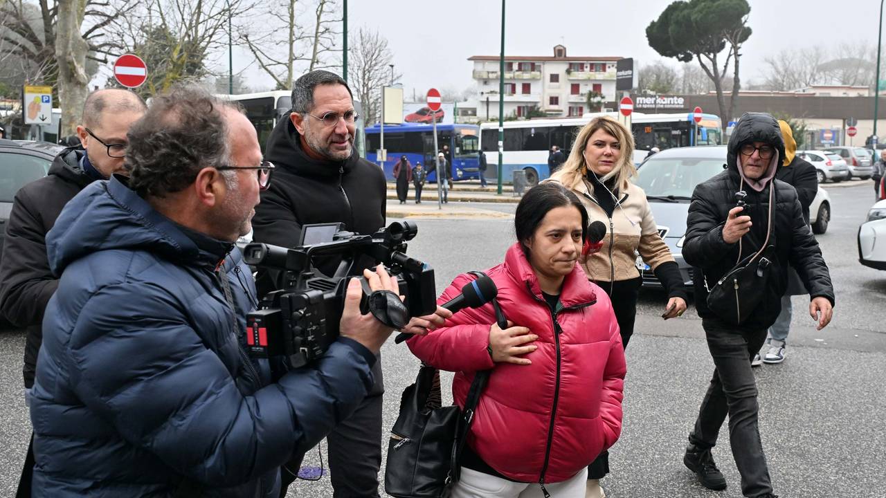 Patrizia, die Mutter des Kindes, dem ein beschädigtes Herz transplantiert wurde, ist vor dem Monaldi-Krankenhaus von Medienvertretern umringt
