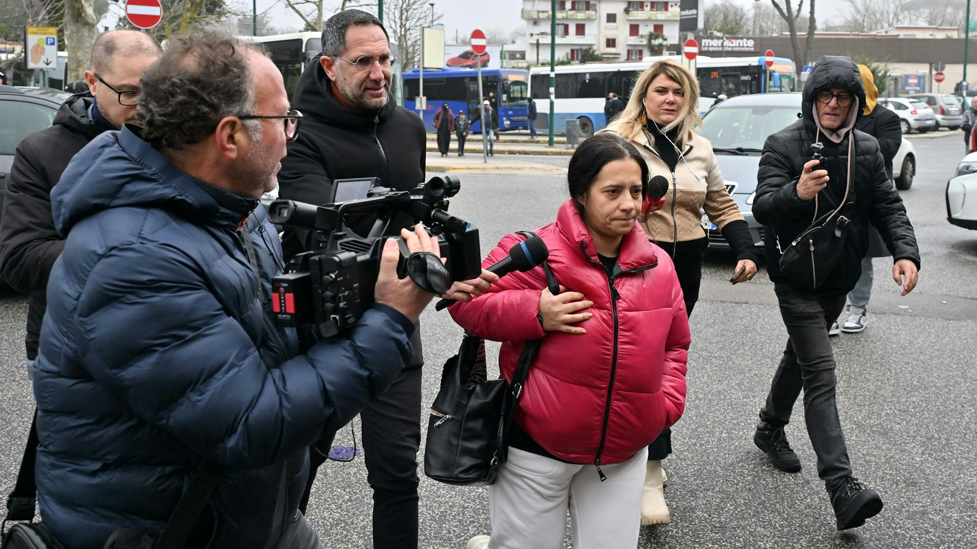 Patrizia, die Mutter des Kindes, dem ein beschädigtes Herz transplantiert wurde, ist vor dem Monaldi-Krankenhaus von Medienvertretern umringt