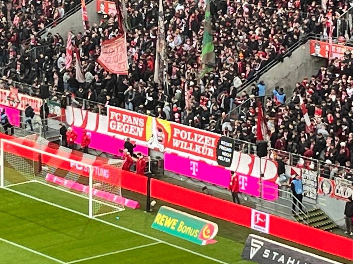 Die Fans des 1. FC Köln zeigen ein Plakat gegen Polizei-Willkür.