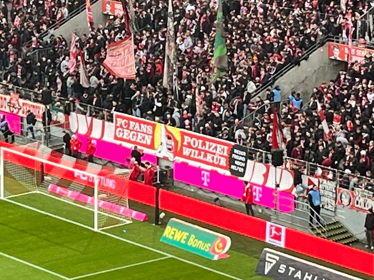 Die Fans des 1. FC Köln zeigen ein Plakat gegen Polizei-Willkür.
