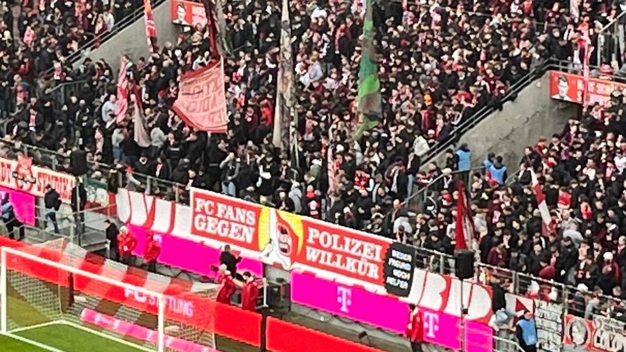Die Fans des 1. FC Köln zeigen ein Plakat gegen Polizei-Willkür.