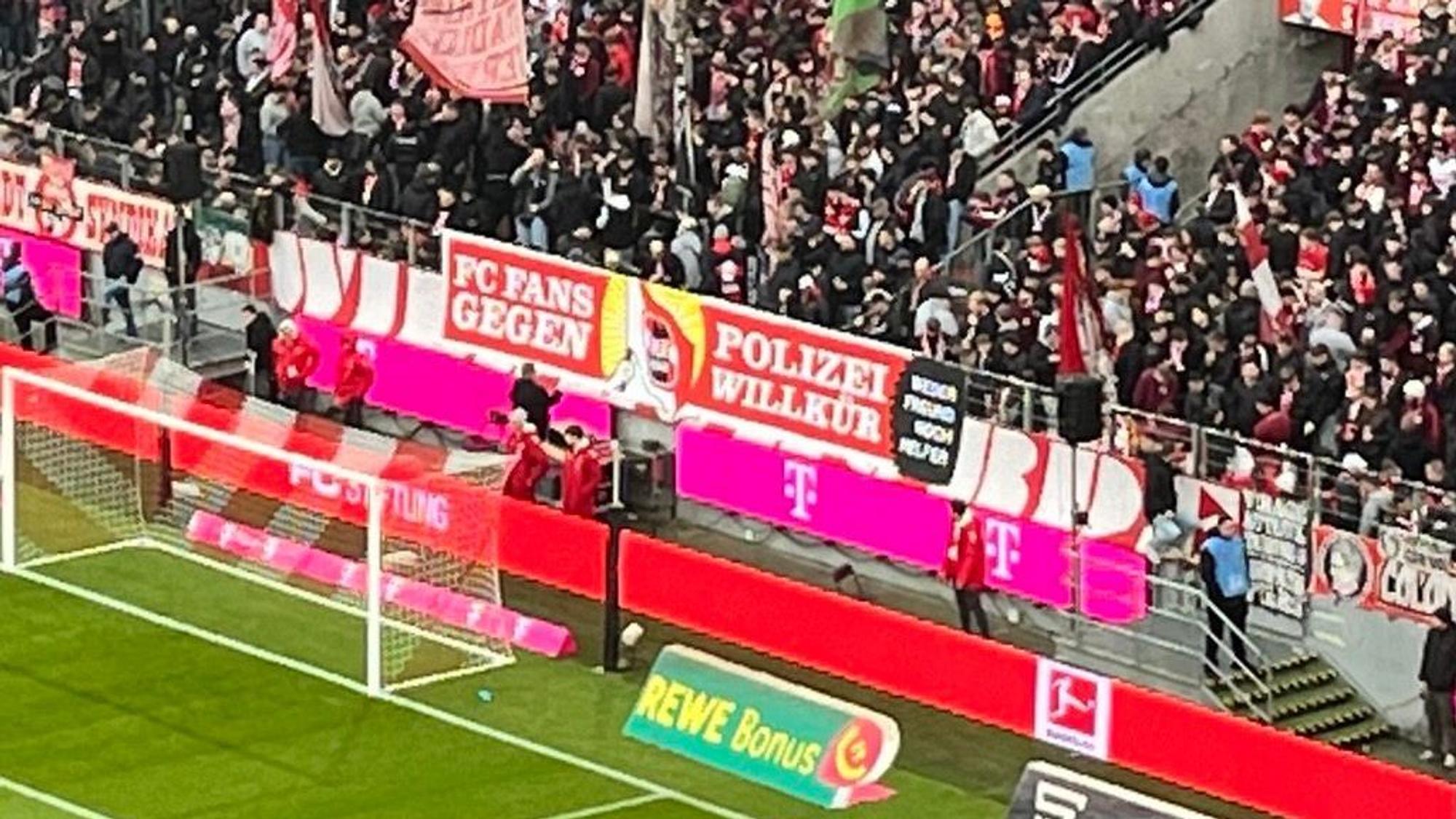 Die Fans des 1. FC Köln zeigen ein Plakat gegen Polizei-Willkür.