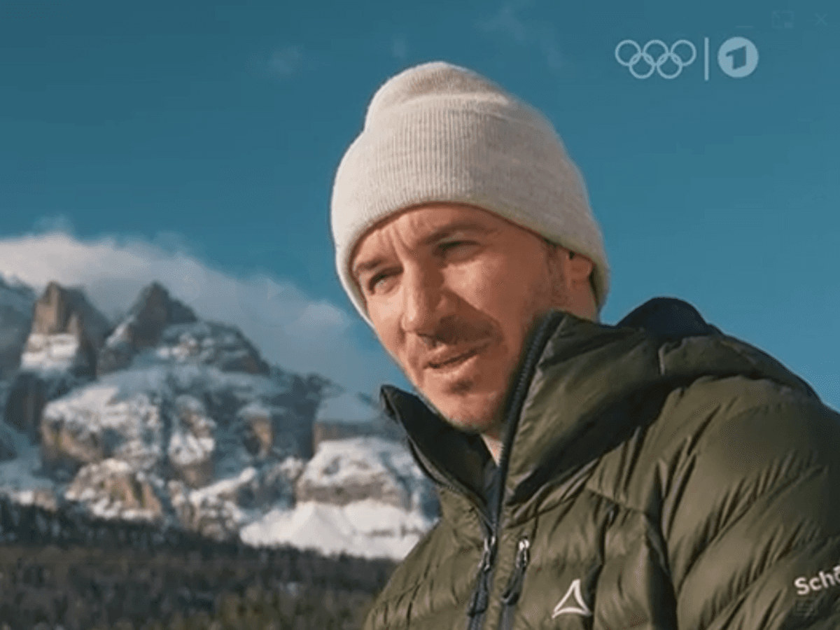 Felix Neureuther vor einem Bergpanorama.