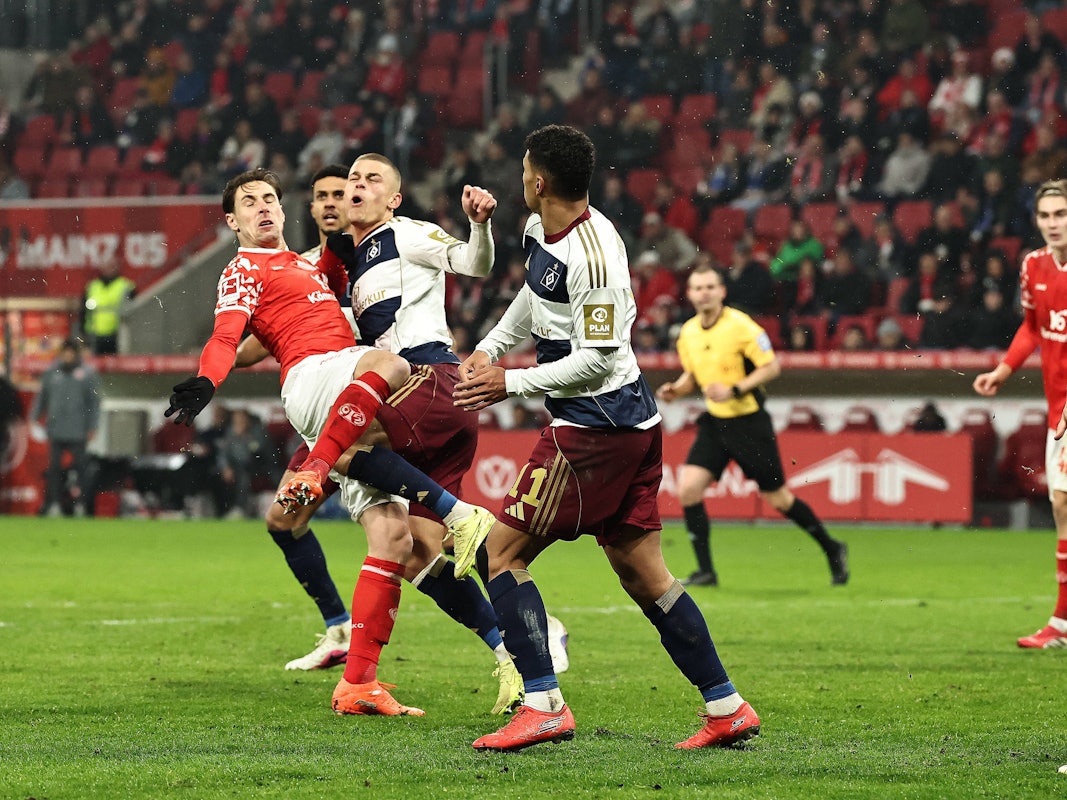 Dominik Kohr mit hartem Einsteigen gegen Miro Muheim.