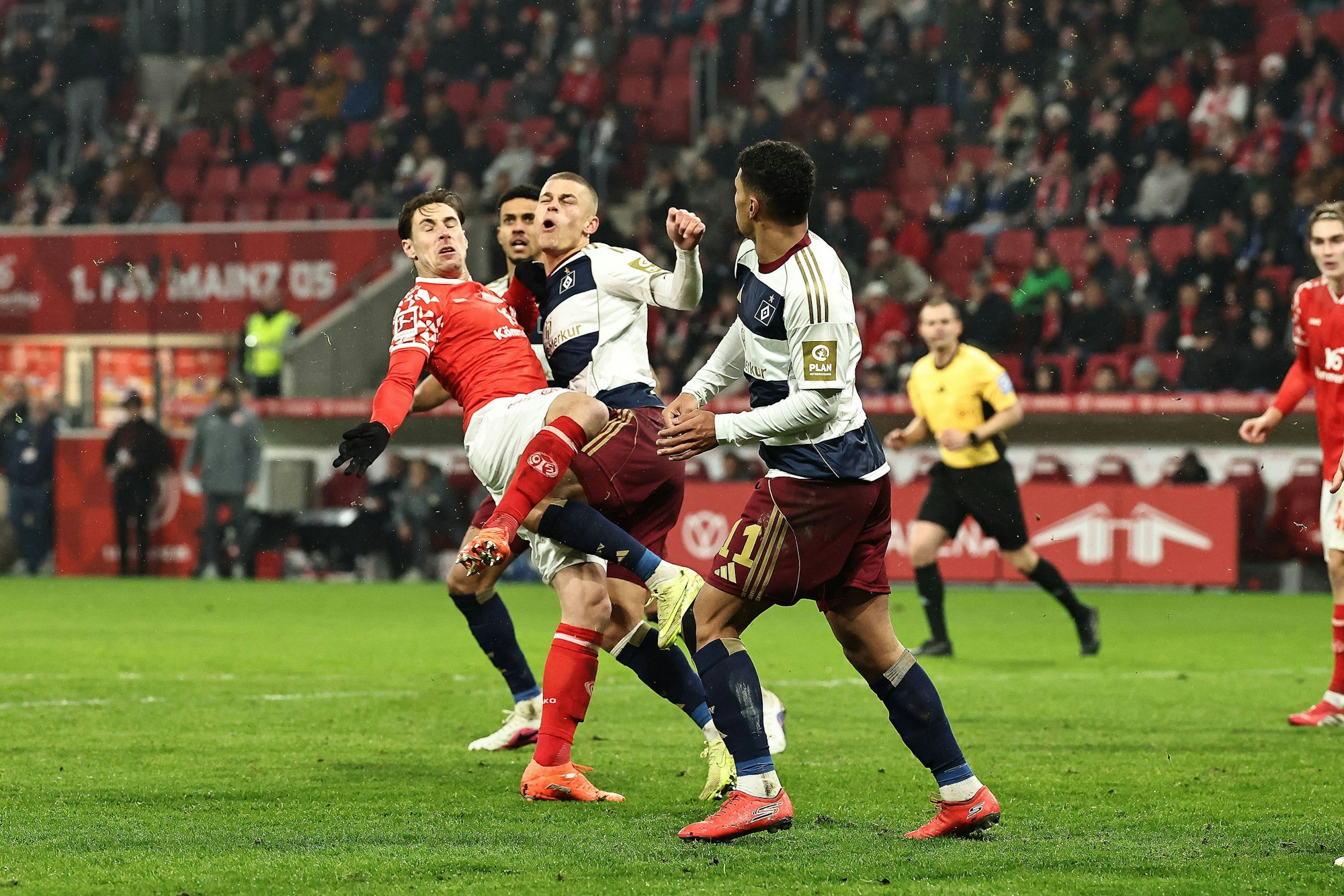 Dominik Kohr mit hartem Einsteigen gegen Miro Muheim.