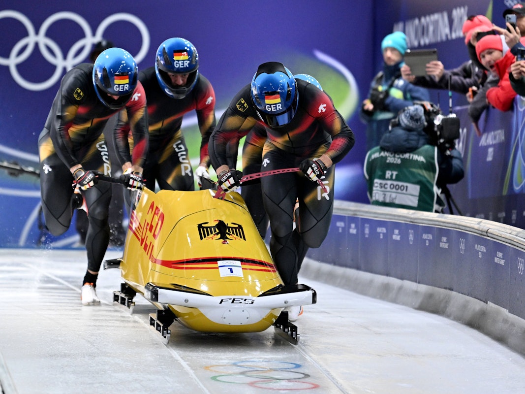 Johannes Lochner und seine Anschieber mit dem Bob auf der Bahn.