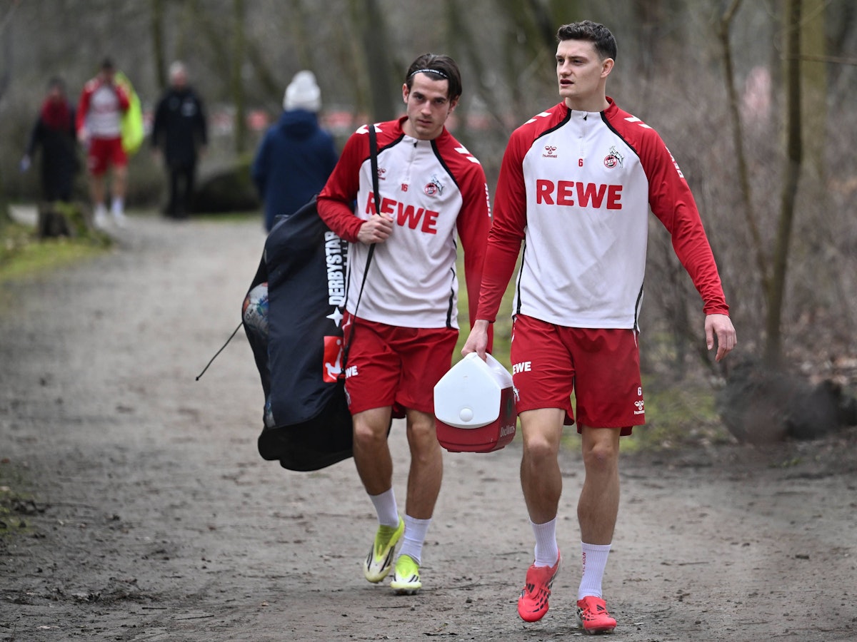 Jakub Kaminski und Eric Martel beim Gang zum Training des 1. FC Köln.