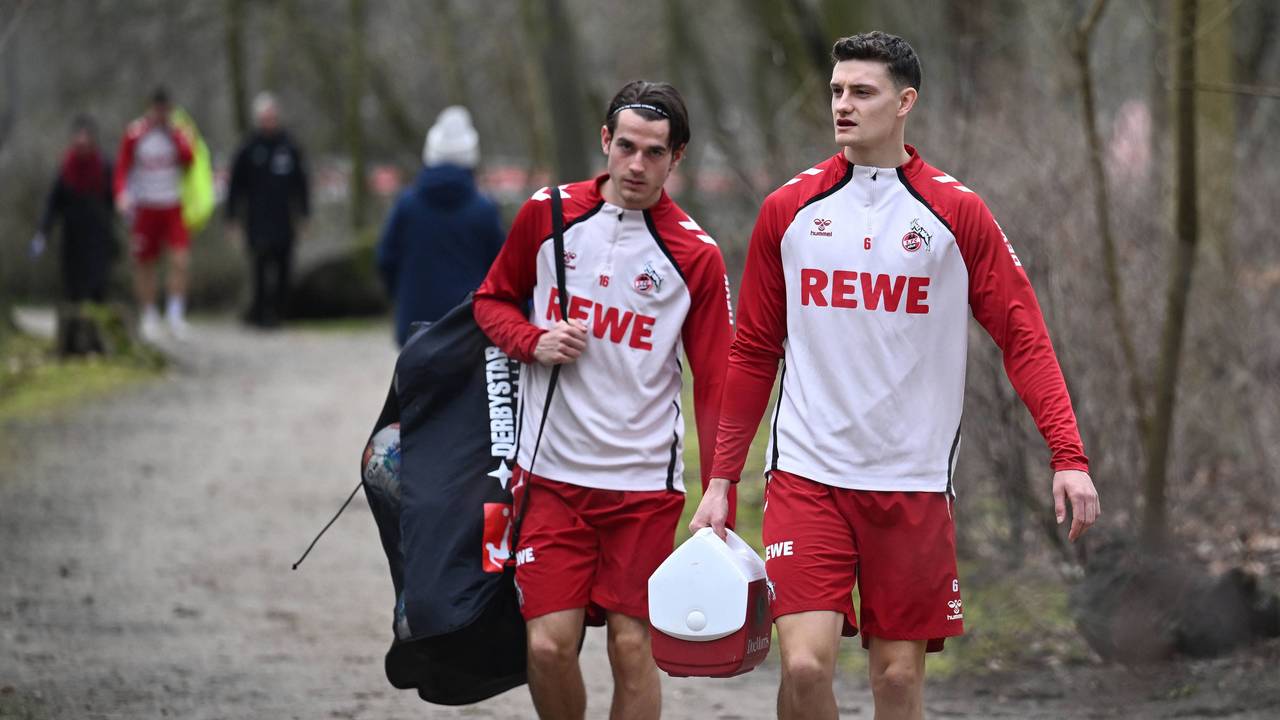 Jakub Kaminski und Eric Martel beim Gang zum Training des 1. FC Köln.