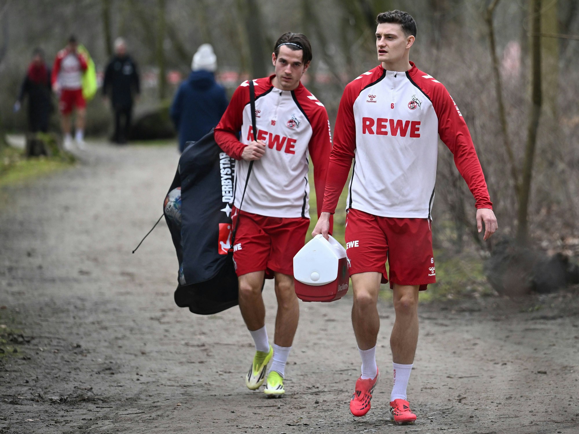 Jakub Kaminski und Eric Martel beim Gang zum Training des 1. FC Köln.