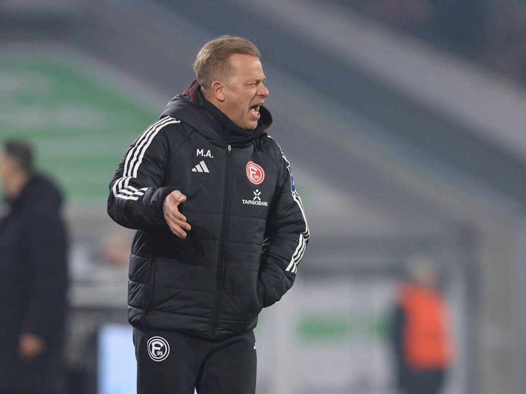 Markus Anfang gestikuliert am Spielfeldrand.