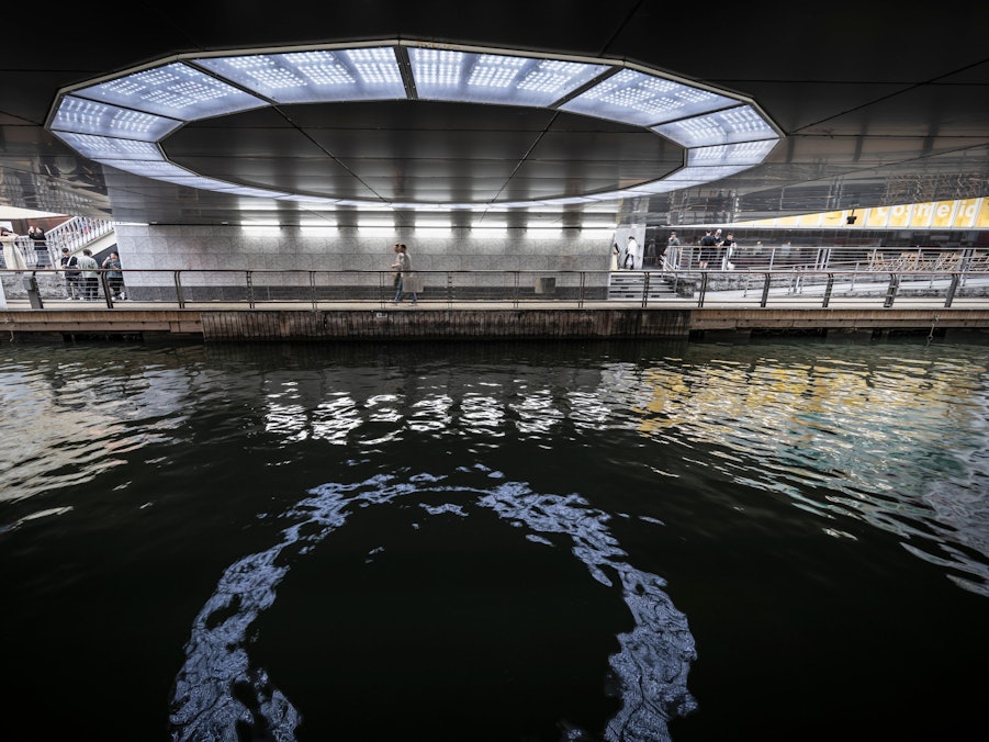 Kanal, Brücke und Menschen