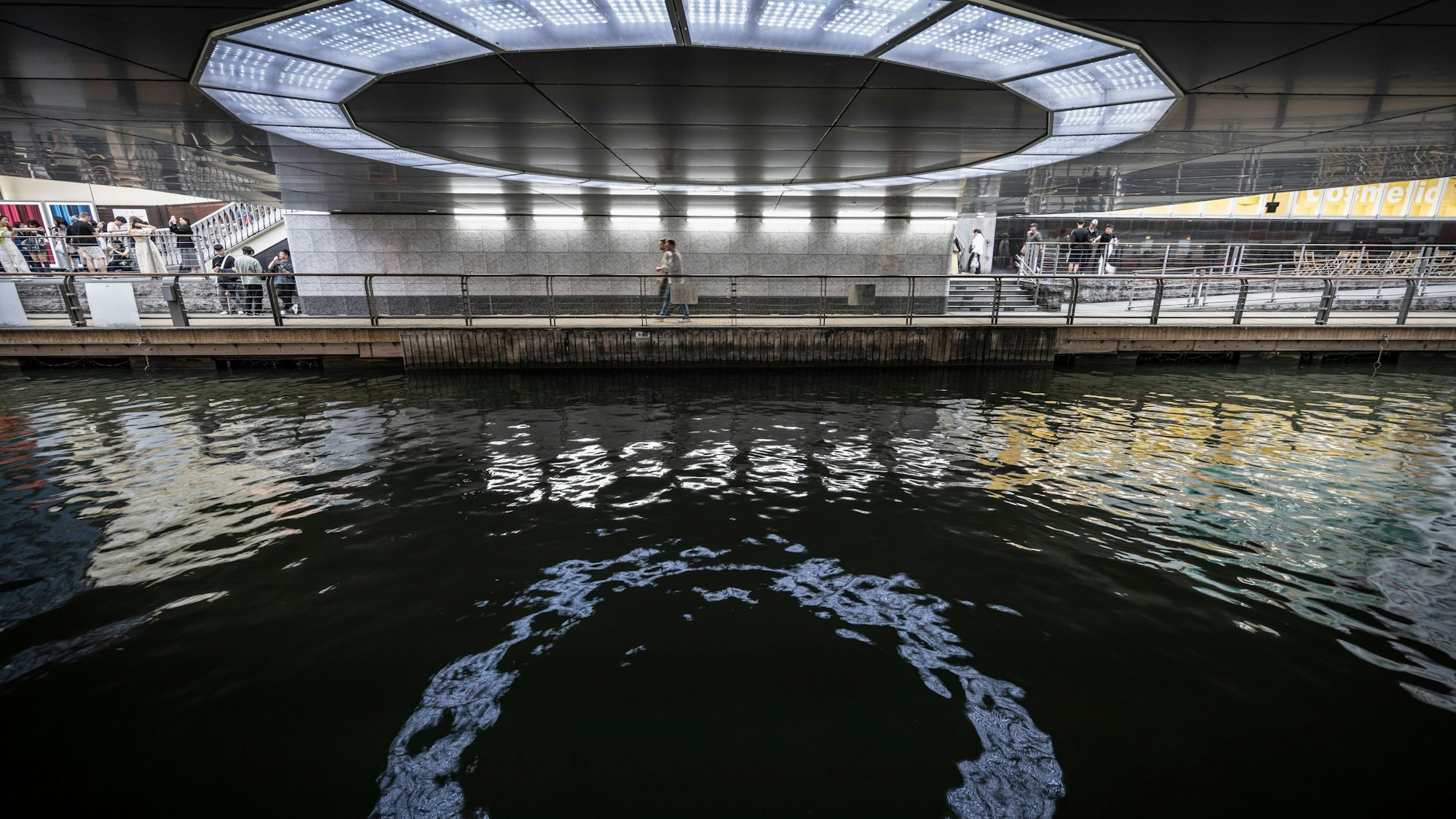 Kanal, Brücke und Menschen