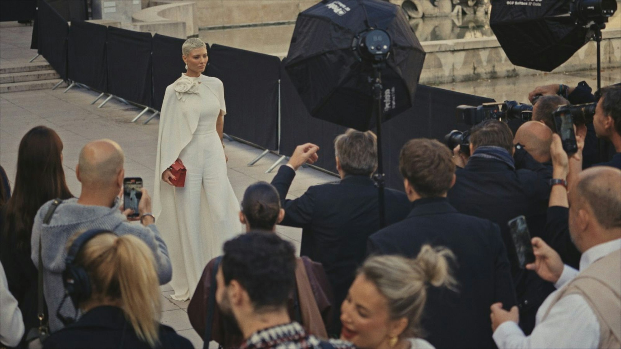 Kreativchefin Milli Umicevic (Mitte) liebt das Bad in der Menge. (Bild: i&u Studios / Brabus)