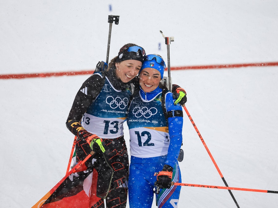 Franziska Preuß und Dorothea Wierer Arm in Arm im Zielbereich.