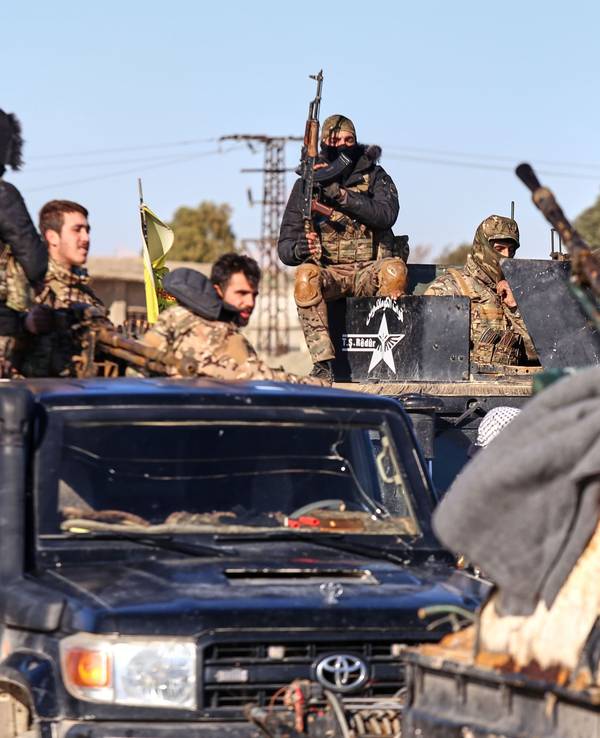 Soldaten der kurdisch geführten und von den USA unterstützten Syrischen Demokratischen Kräfte (SDF) sichern mit gepanzerten Militärfahrzeugen Straßen, die zum Gweiran-Gefängnis führen, in dem Männer untergebracht sind, die beschuldigt werden, Kämpfer des Islamischen Staates (ISIS) zu sein.