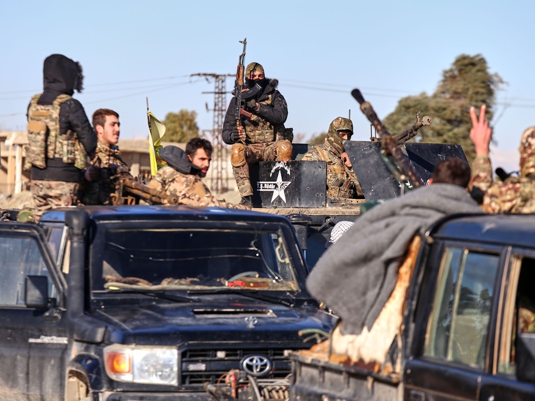 Soldaten der kurdisch geführten und von den USA unterstützten Syrischen Demokratischen Kräfte (SDF) sichern mit gepanzerten Militärfahrzeugen Straßen, die zum Gweiran-Gefängnis führen, in dem Männer untergebracht sind, die beschuldigt werden, Kämpfer des Islamischen Staates (ISIS) zu sein.