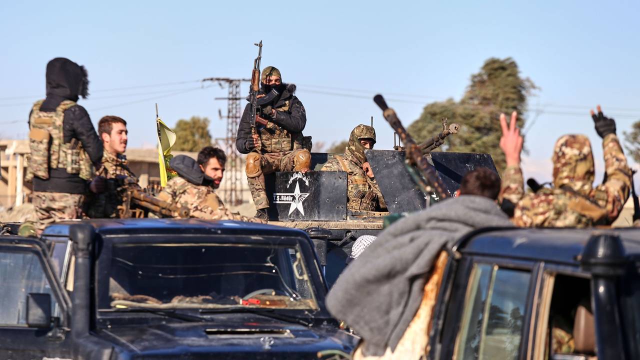 Soldaten der kurdisch geführten und von den USA unterstützten Syrischen Demokratischen Kräfte (SDF) sichern mit gepanzerten Militärfahrzeugen Straßen, die zum Gweiran-Gefängnis führen, in dem Männer untergebracht sind, die beschuldigt werden, Kämpfer des Islamischen Staates (ISIS) zu sein.