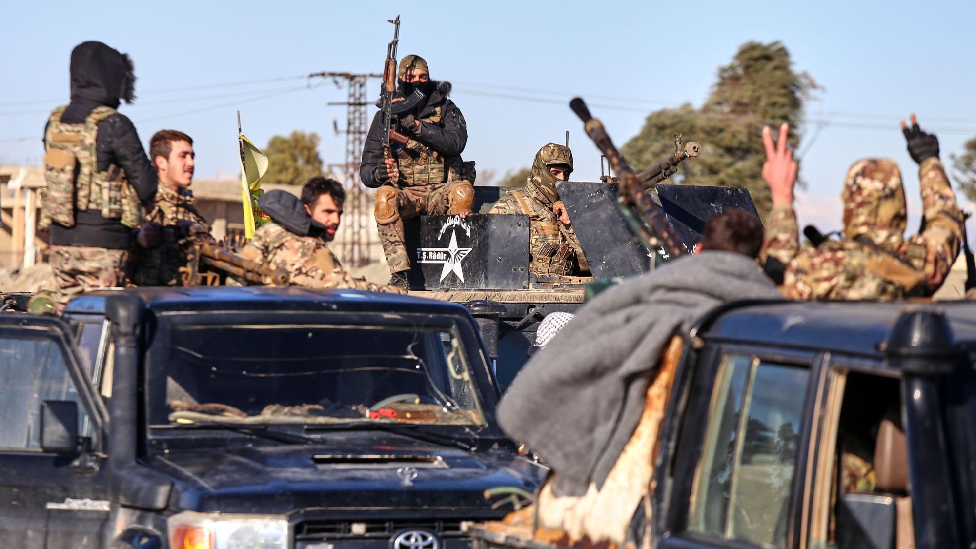Soldaten der kurdisch geführten und von den USA unterstützten Syrischen Demokratischen Kräfte (SDF) sichern mit gepanzerten Militärfahrzeugen Straßen, die zum Gweiran-Gefängnis führen, in dem Männer untergebracht sind, die beschuldigt werden, Kämpfer des Islamischen Staates (ISIS) zu sein.