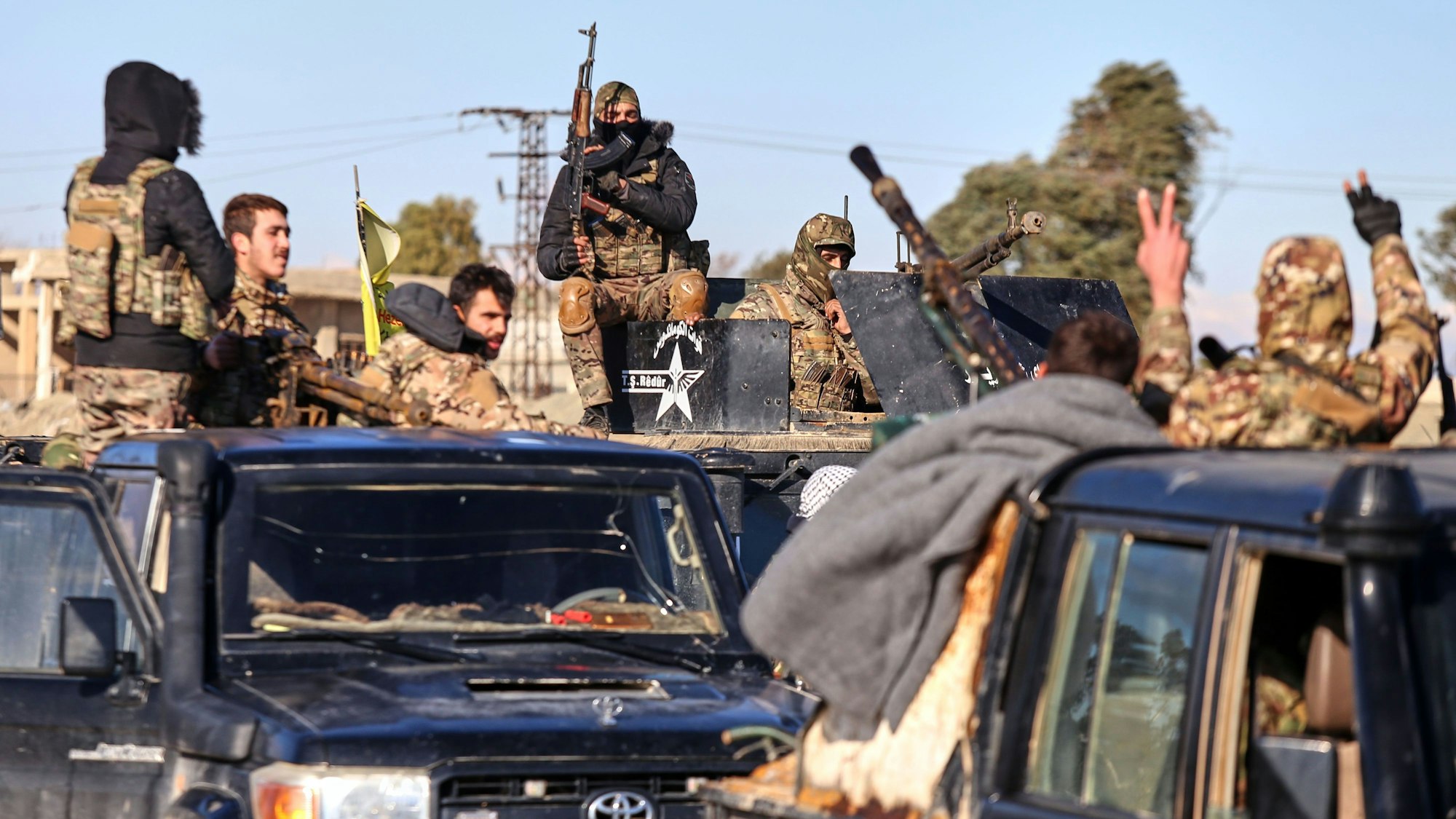 Soldaten der kurdisch geführten und von den USA unterstützten Syrischen Demokratischen Kräfte (SDF) sichern mit gepanzerten Militärfahrzeugen Straßen, die zum Gweiran-Gefängnis führen, in dem Männer untergebracht sind, die beschuldigt werden, Kämpfer des Islamischen Staates (ISIS) zu sein.