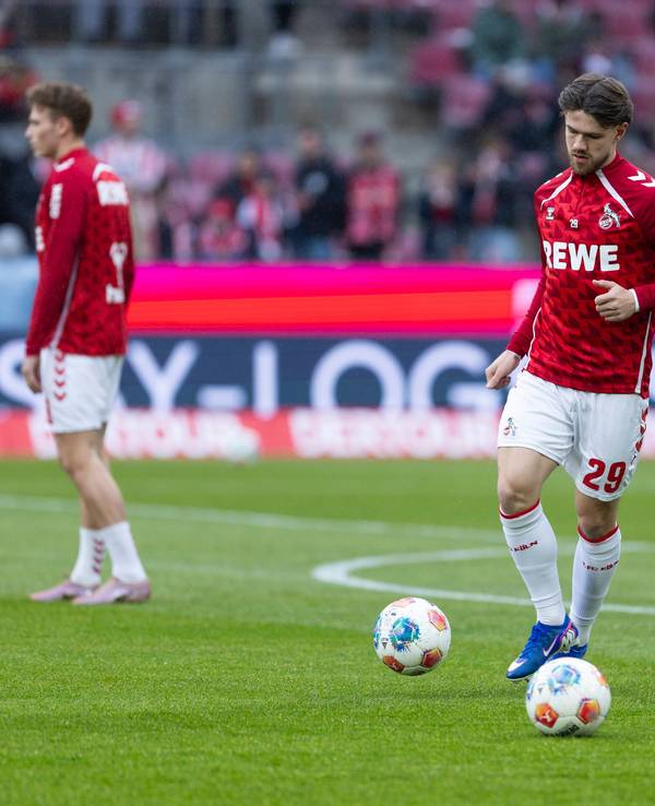 Jan Thielmann (1. FC Köln) mit Ball auf dem Platz.