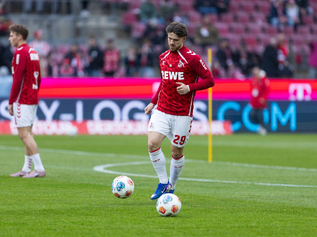Jan Thielmann (1. FC Köln) mit Ball auf dem Platz.
