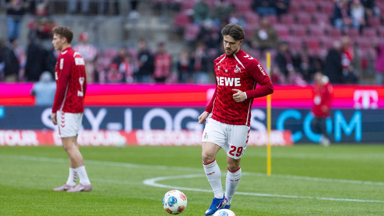 Jan Thielmann (1. FC Köln) mit Ball auf dem Platz.