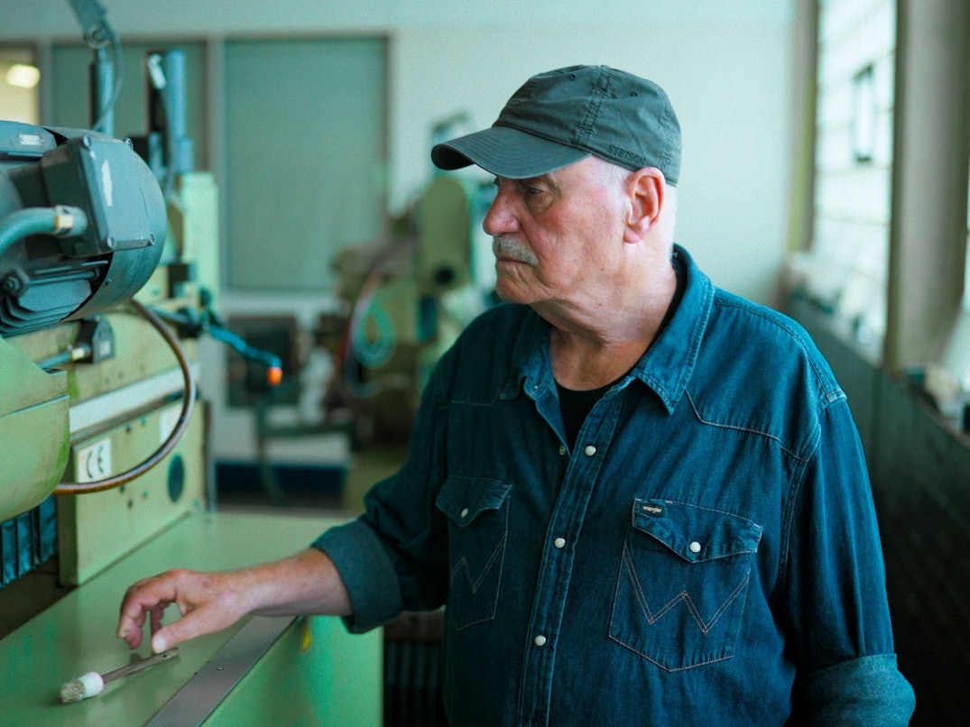 Rolly Brings hat lange bei Ford gearbeitet. Im WDR spricht er über die Vergangenheit und Zukunft des Automobilherstellers. (Bild: WDR/Broadview/Till Vielrose)