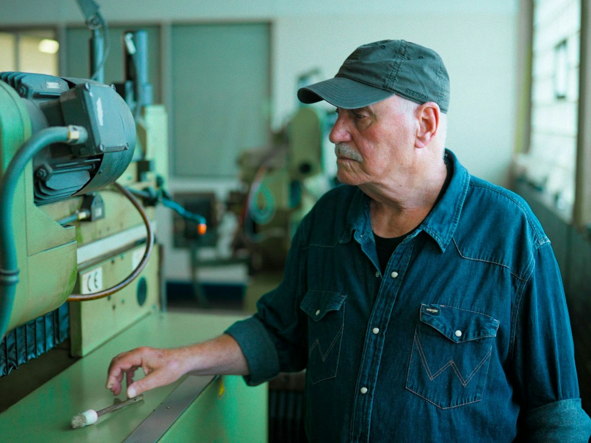 Rolly Brings hat lange bei Ford gearbeitet. Im WDR spricht er über die Vergangenheit und Zukunft des Automobilherstellers. (Bild: WDR/Broadview/Till Vielrose)