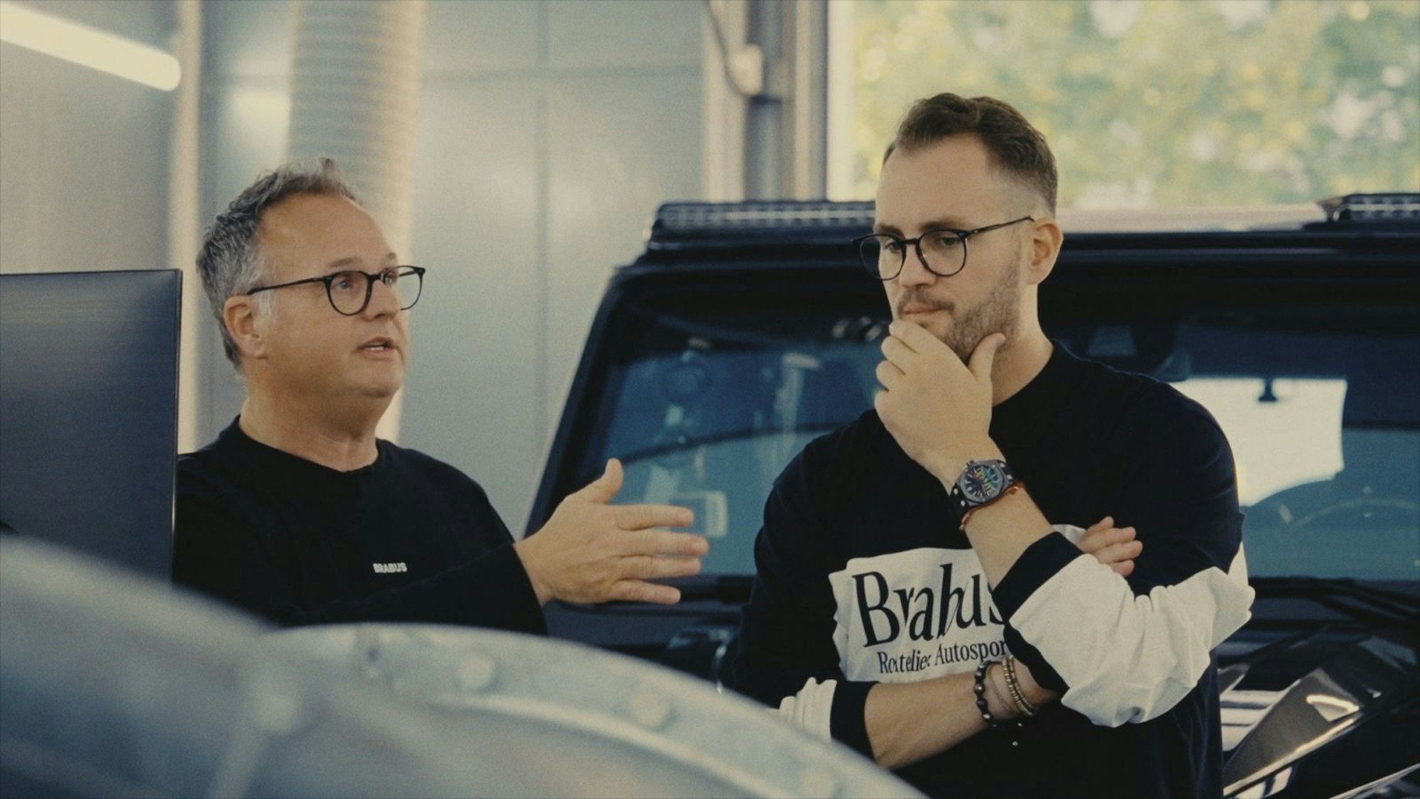 Constantin Buschmann (rechts, im Austausch mit Technikboss Jörn Gander) lässt sich oft in der Produktionshalle sehen. (Bild: i&u Studios / Brabus)