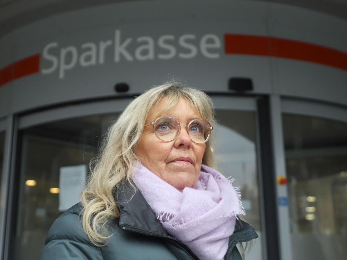 20.02.2026, Nordrhein-Westfalen, Gelsenkirchen: Die durch den spektakulären Millionen-Einbruch in eine Sparkasse geschädigte Kundin Astrid Kaiser steht vor der betroffenen Filiale.
