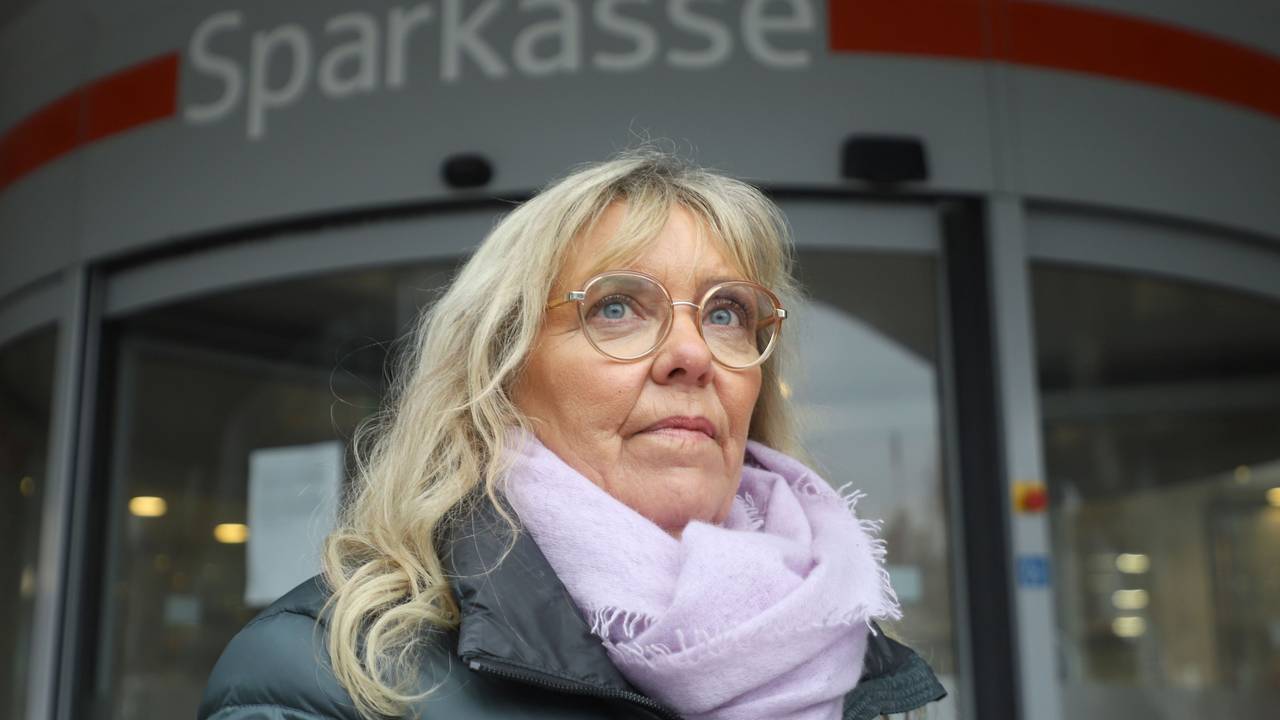 20.02.2026, Nordrhein-Westfalen, Gelsenkirchen: Die durch den spektakulären Millionen-Einbruch in eine Sparkasse geschädigte Kundin Astrid Kaiser steht vor der betroffenen Filiale.