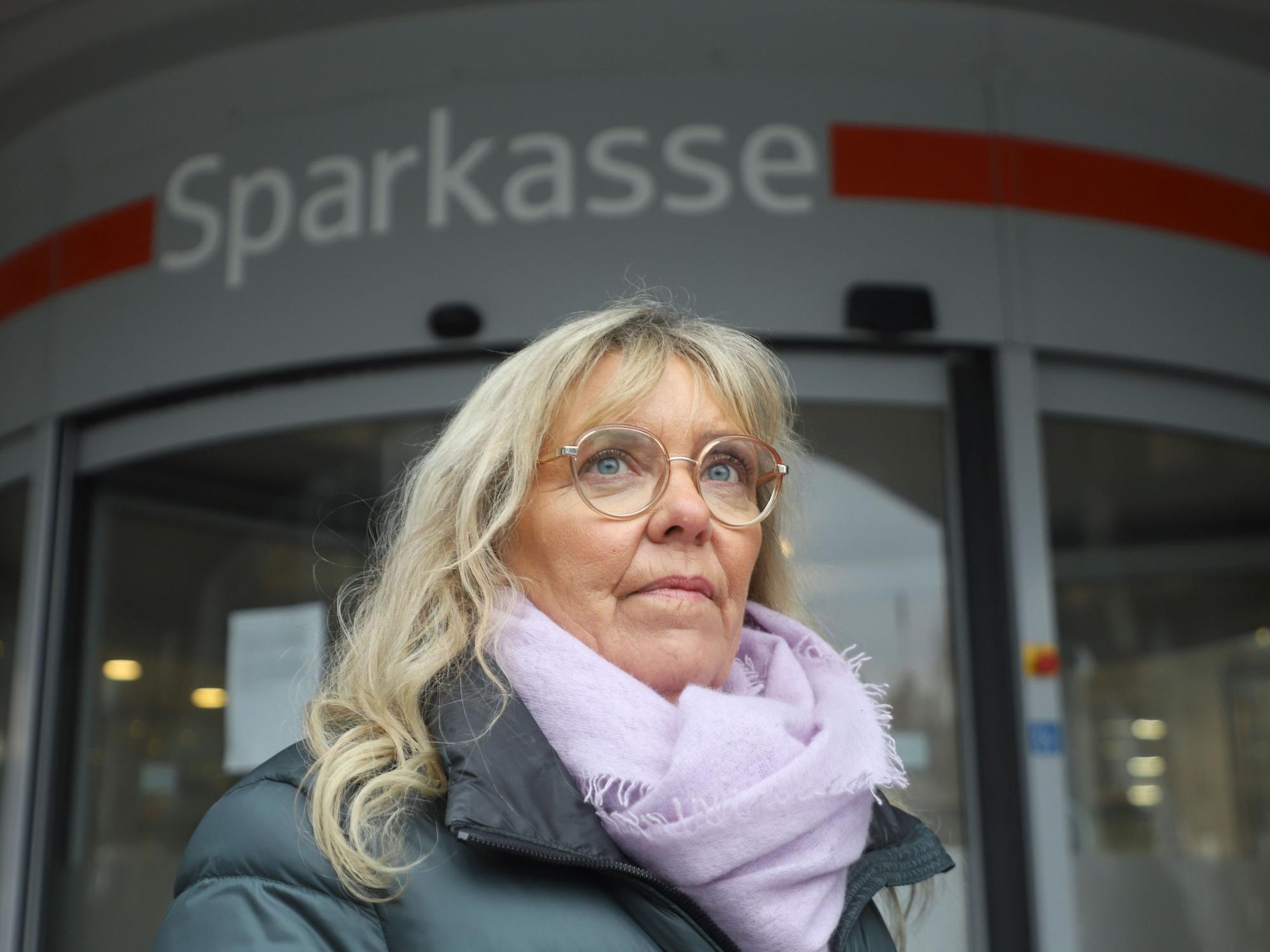 20.02.2026, Nordrhein-Westfalen, Gelsenkirchen: Die durch den spektakulären Millionen-Einbruch in eine Sparkasse geschädigte Kundin Astrid Kaiser steht vor der betroffenen Filiale.
