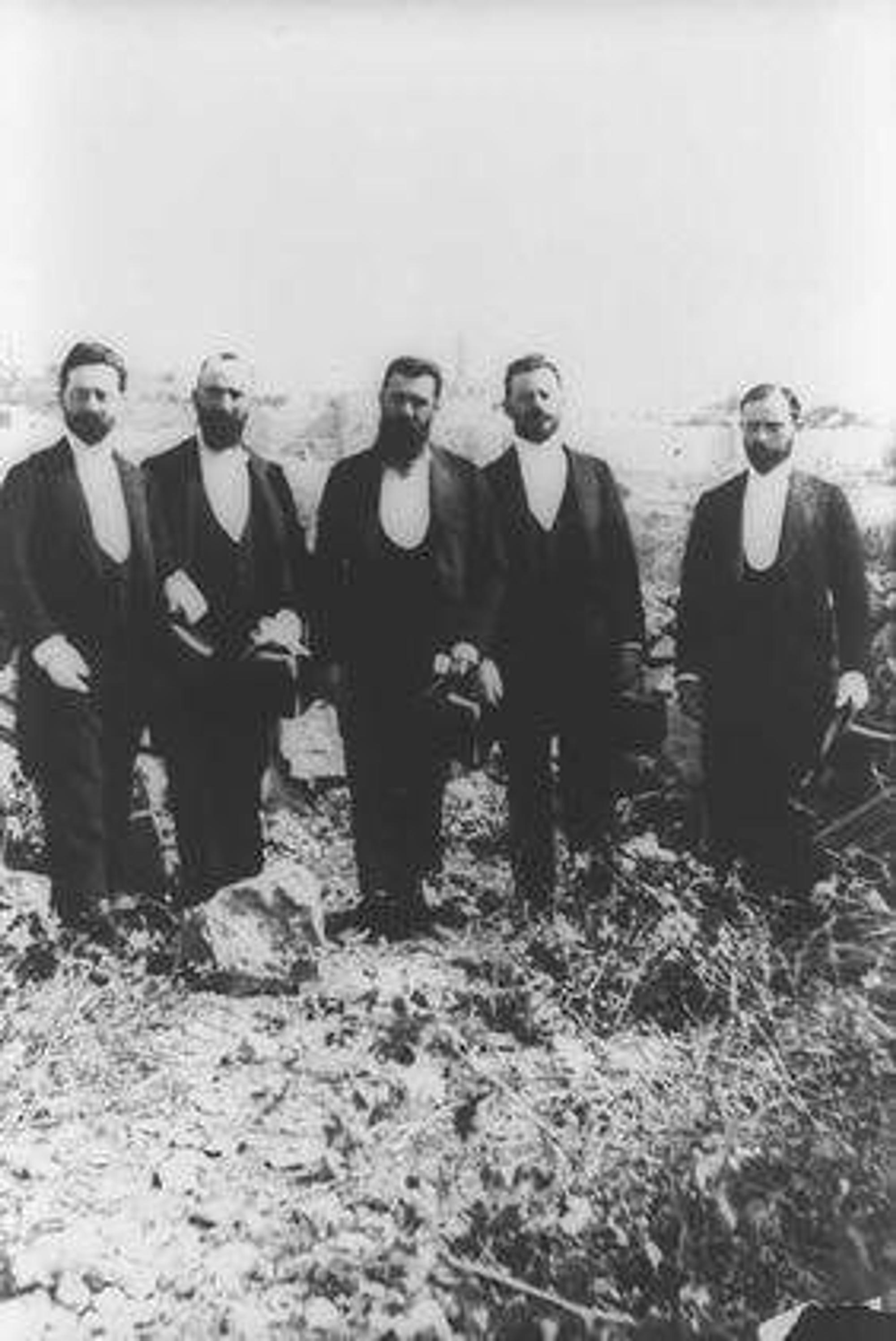 Max I. Bodenheimer (1. v. links). Abgebildet ist die Delegation der Zionisten, die Ende Oktober 1898 nach Palästina gekommen war, um mit Kaiser Wilhelm II. zusammenzutreffen. Von links nach rechts: Bodenheimer, Wolffsohn, Herzl, Moses Schnirer, Joseph Seidener
Foto: Wikipedia