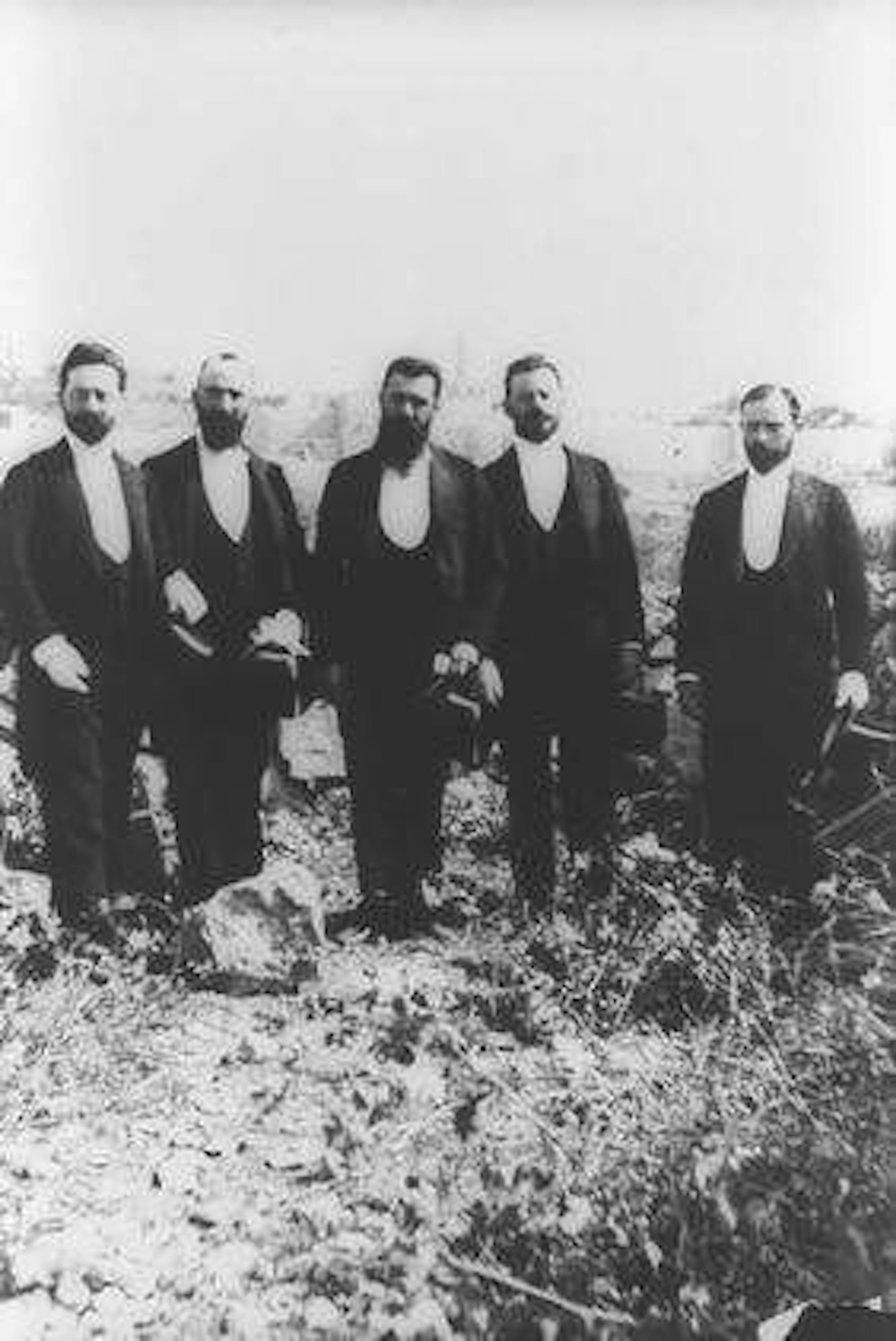 Max I. Bodenheimer (1. v. links). Abgebildet ist die Delegation der Zionisten, die Ende Oktober 1898 nach Palästina gekommen war, um mit Kaiser Wilhelm II. zusammenzutreffen. Von links nach rechts: Bodenheimer, Wolffsohn, Herzl, Moses Schnirer, Joseph Seidener
Foto: Wikipedia