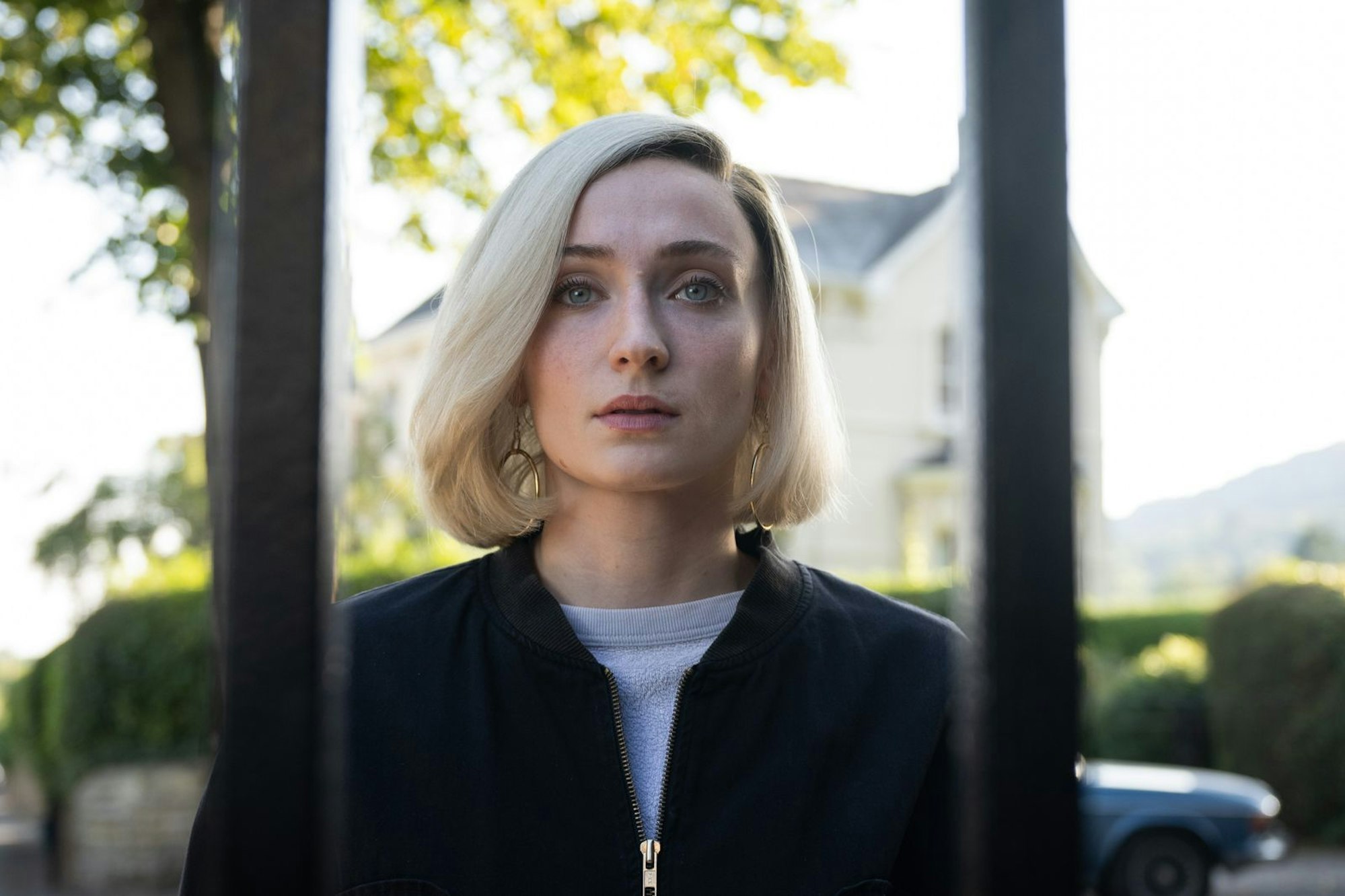 In der Miniserie „Joan“ (2024) spielte Sophie Turner die Charakterrolle einer Juwelendiebin, die gleichzeitig um das Sorgerecht für ihre Tochter kämpft. (Bild: (c) Snowed-In Productions & All3Media International)