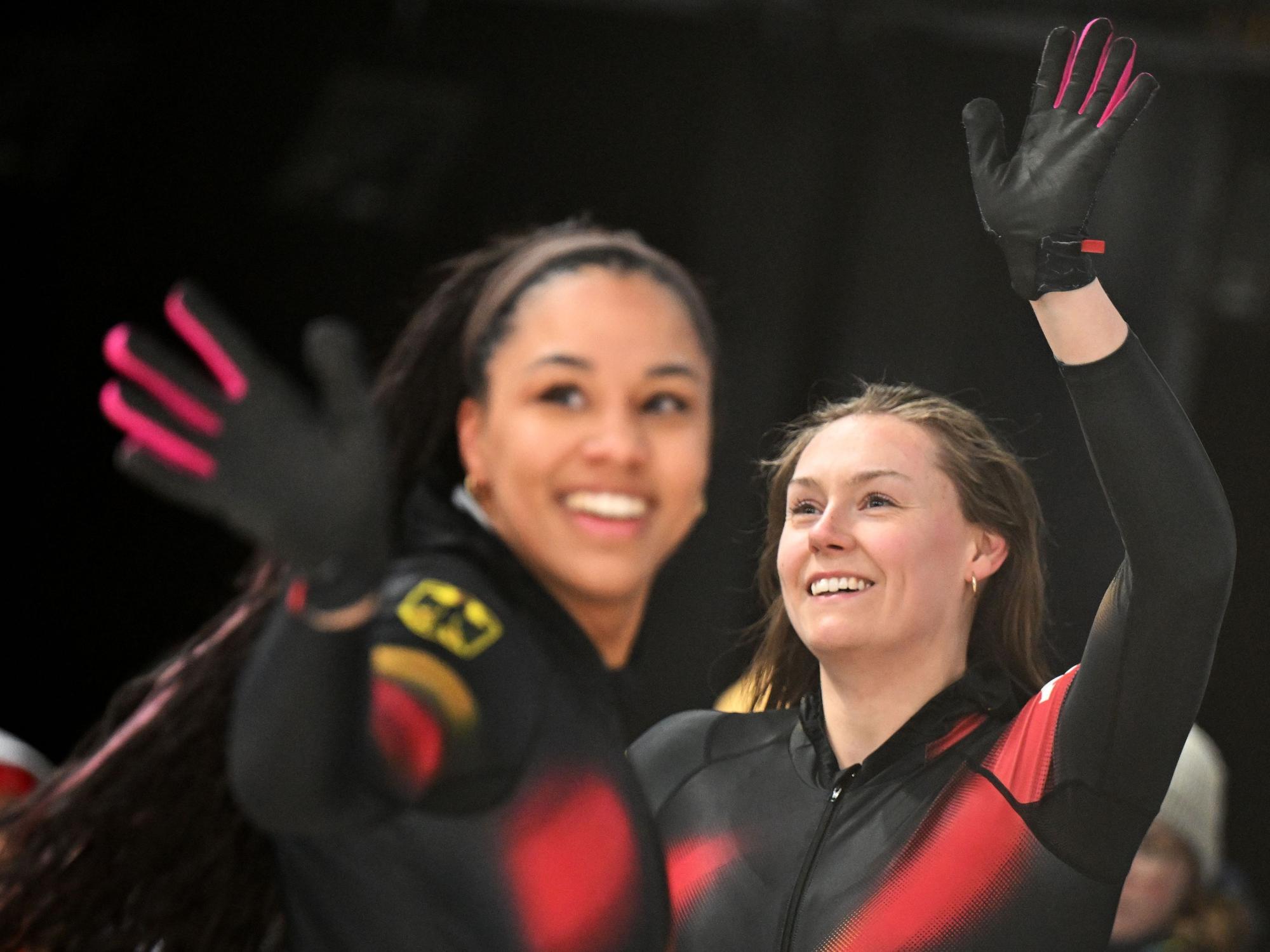 Laura Nolte und Deborah Levi winken.