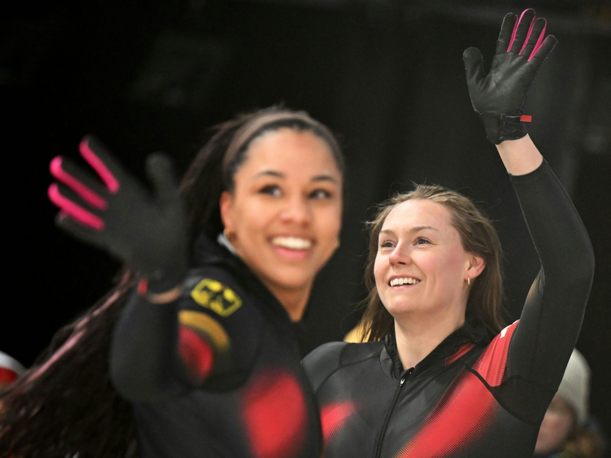 Laura Nolte und Deborah Levi winken.