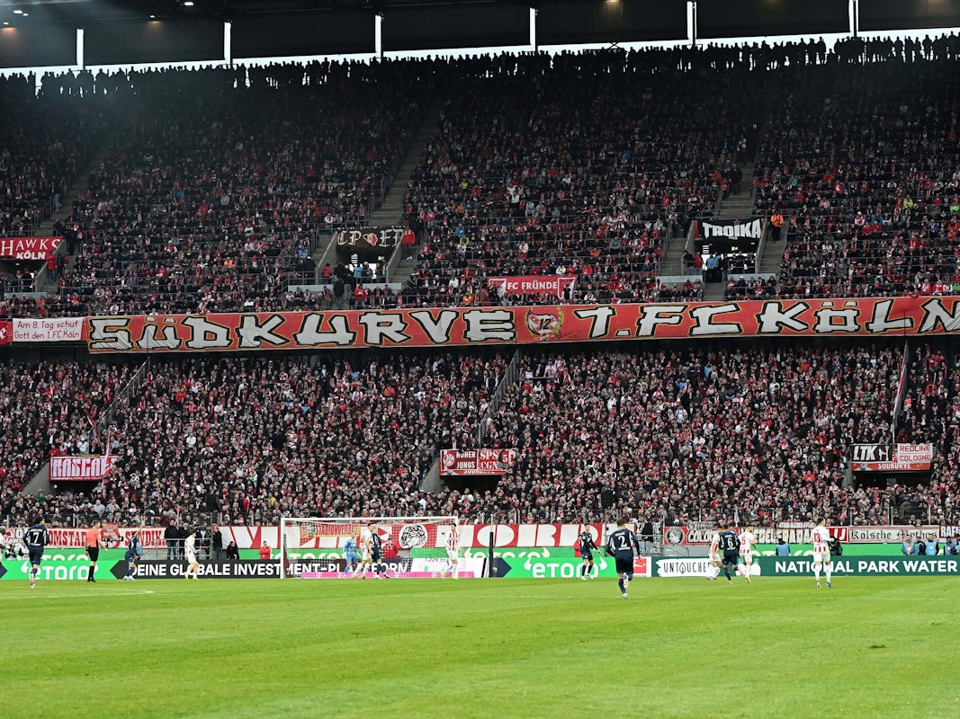 Ein Blick auf die Südkurve mit Fans des 1. FC Köln.
