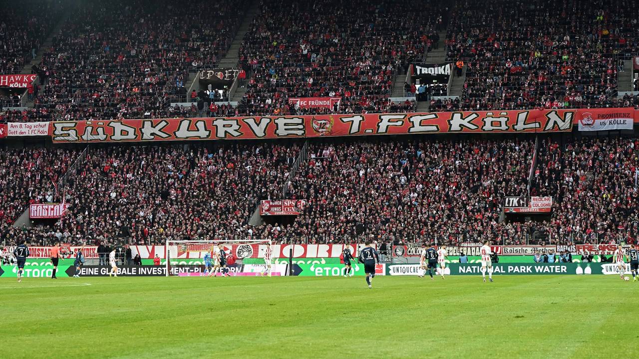 Ein Blick auf die Südkurve mit Fans des 1. FC Köln.